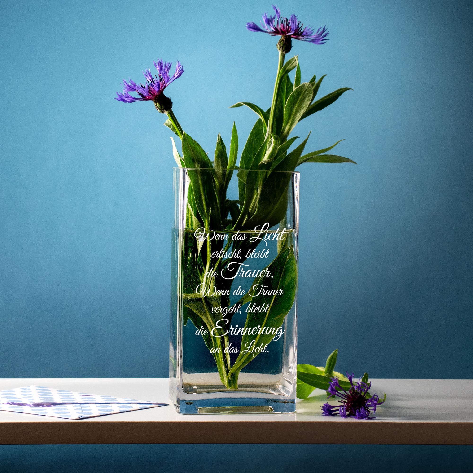 Eckige Vase mit Gravur zur Trauer