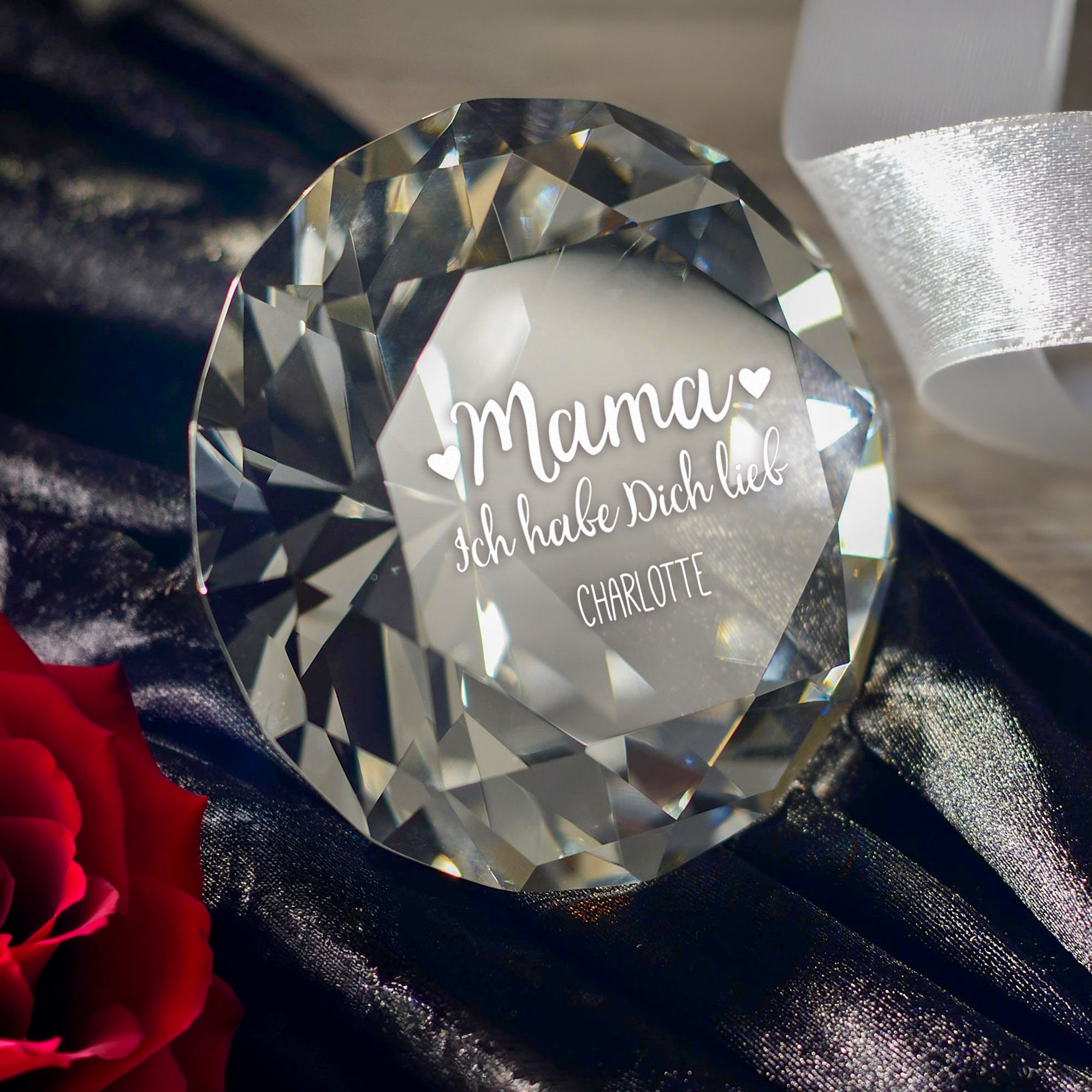 Diamant Kristall mit Gravur und Samtsäckchen - Mama wir haben dich lieb Diamant Kristall mit Gravur und Samtsäckchen - Mama wir haben dich lieb