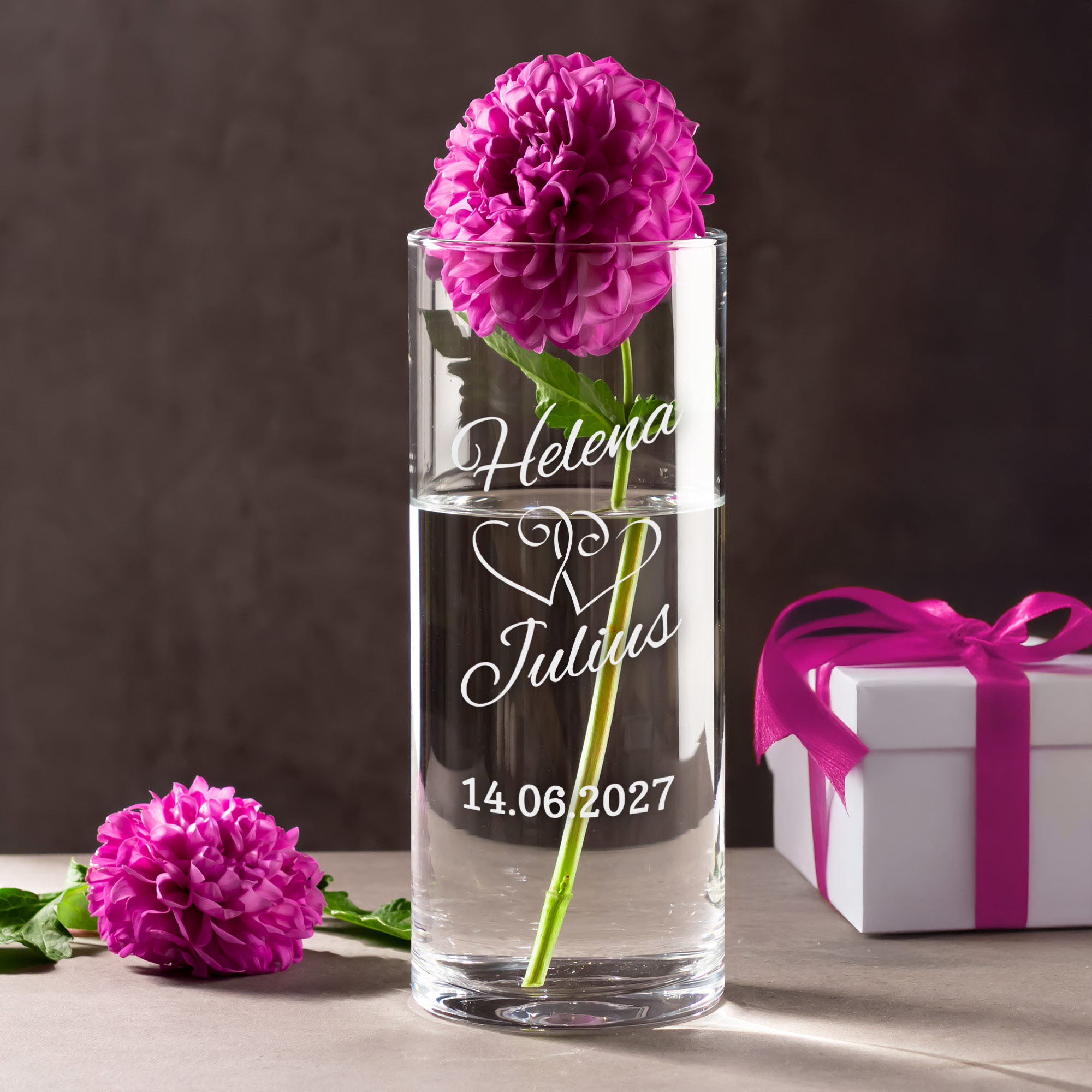 Runde Vase zur Hochzeit - Herzen Gravur