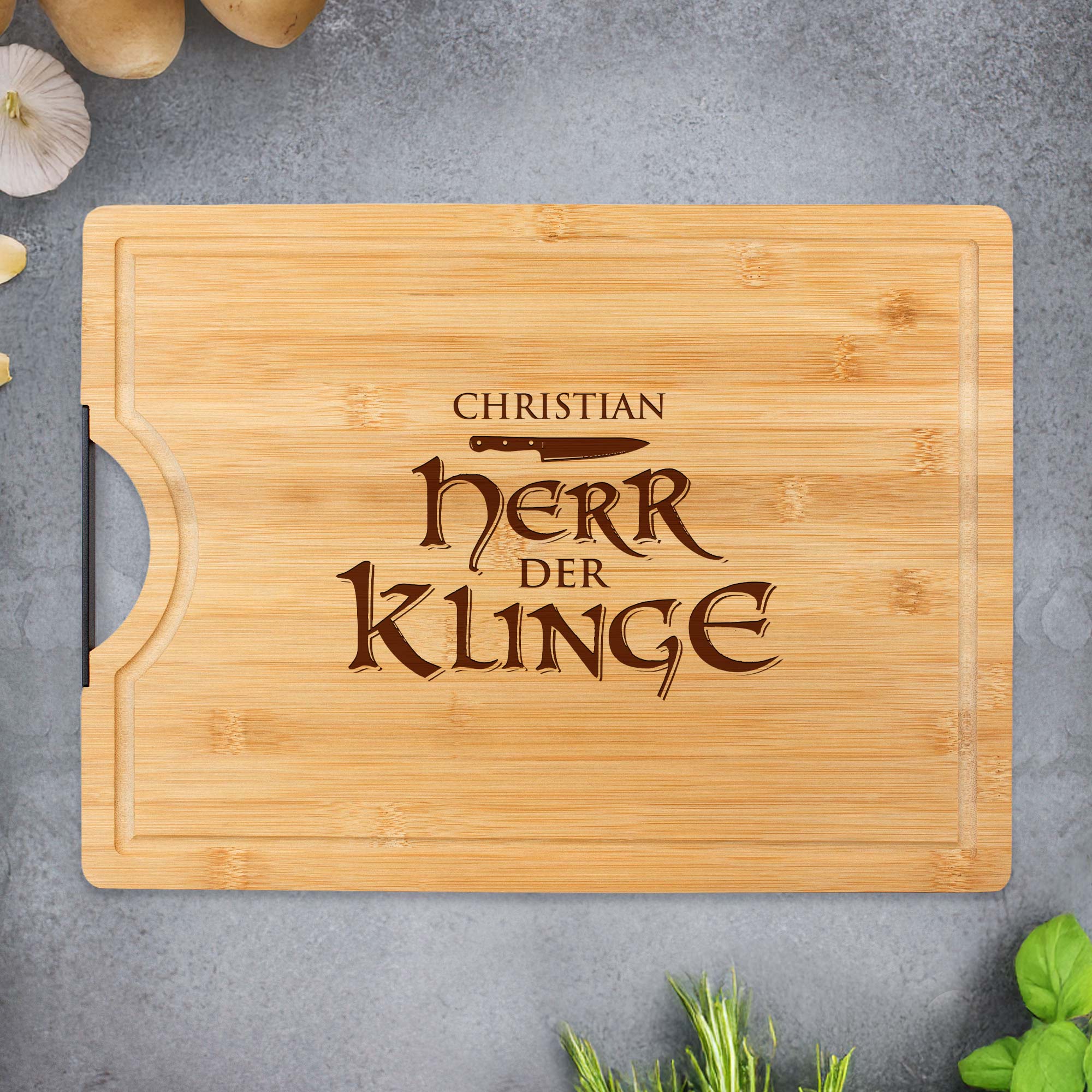 Bambusholz Schneidebrett mit Gravur - Herr der Klinge Bambusholz Schneidebrett mit Gravur - Herr der Klinge