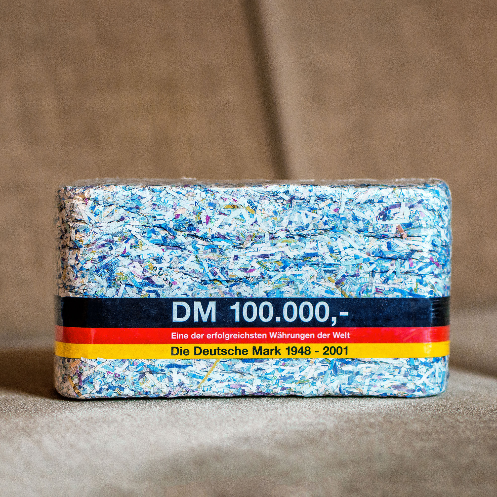 100.000 DM - Geschreddertes Geld als Brikett 4007 - 3