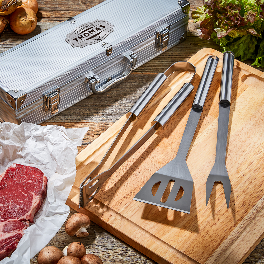 Deluxe Grillbesteck im Koffer - Grillmeister Gravur Plakette