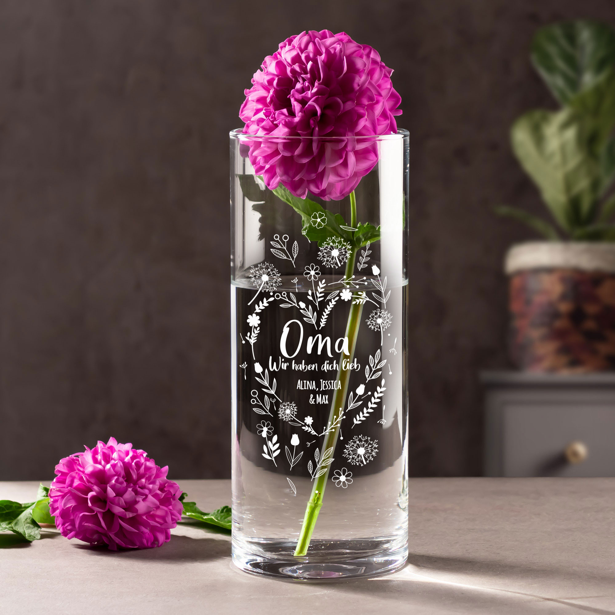 Runde Vase mit Gravur - Blumenherz für Oma