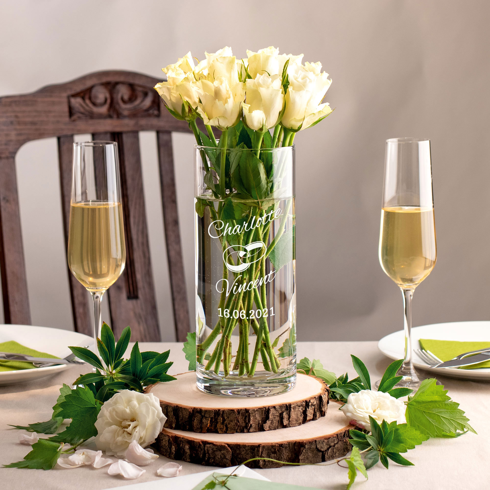 Runde Vase zur Hochzeit - Ringe Gravur