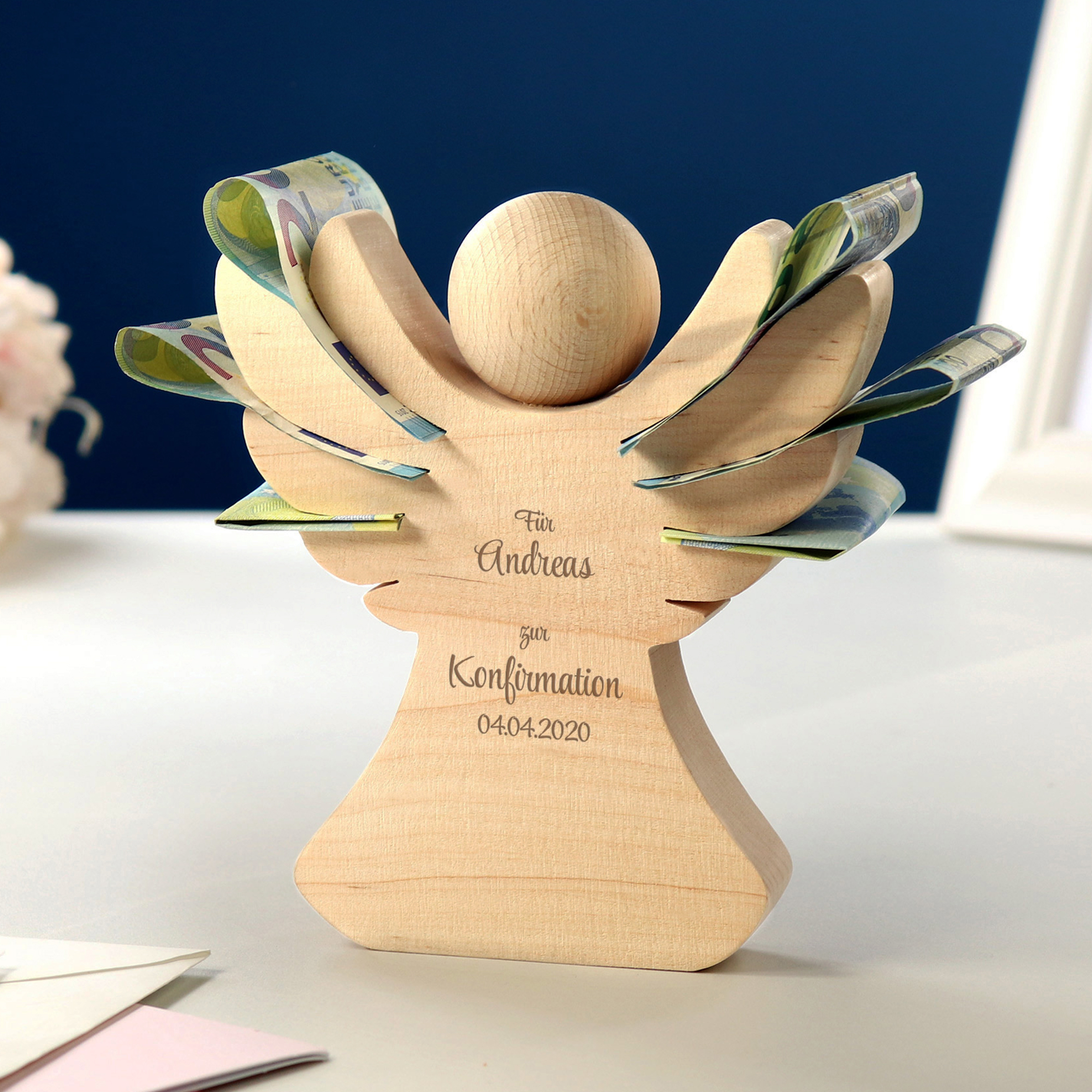Holzengel mit Gravur zur Konfirmation 3473