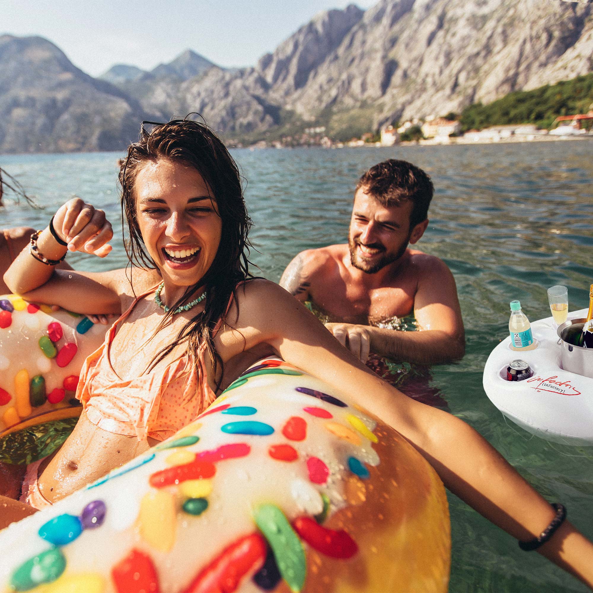 Aufblasbarer Getränkehalter Aufblasbarer Getränkehalter