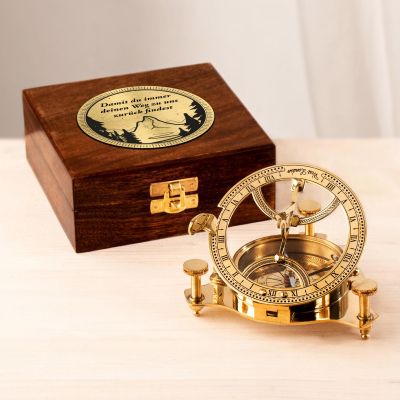 Personalisierte Sonnenuhr mit Kompass