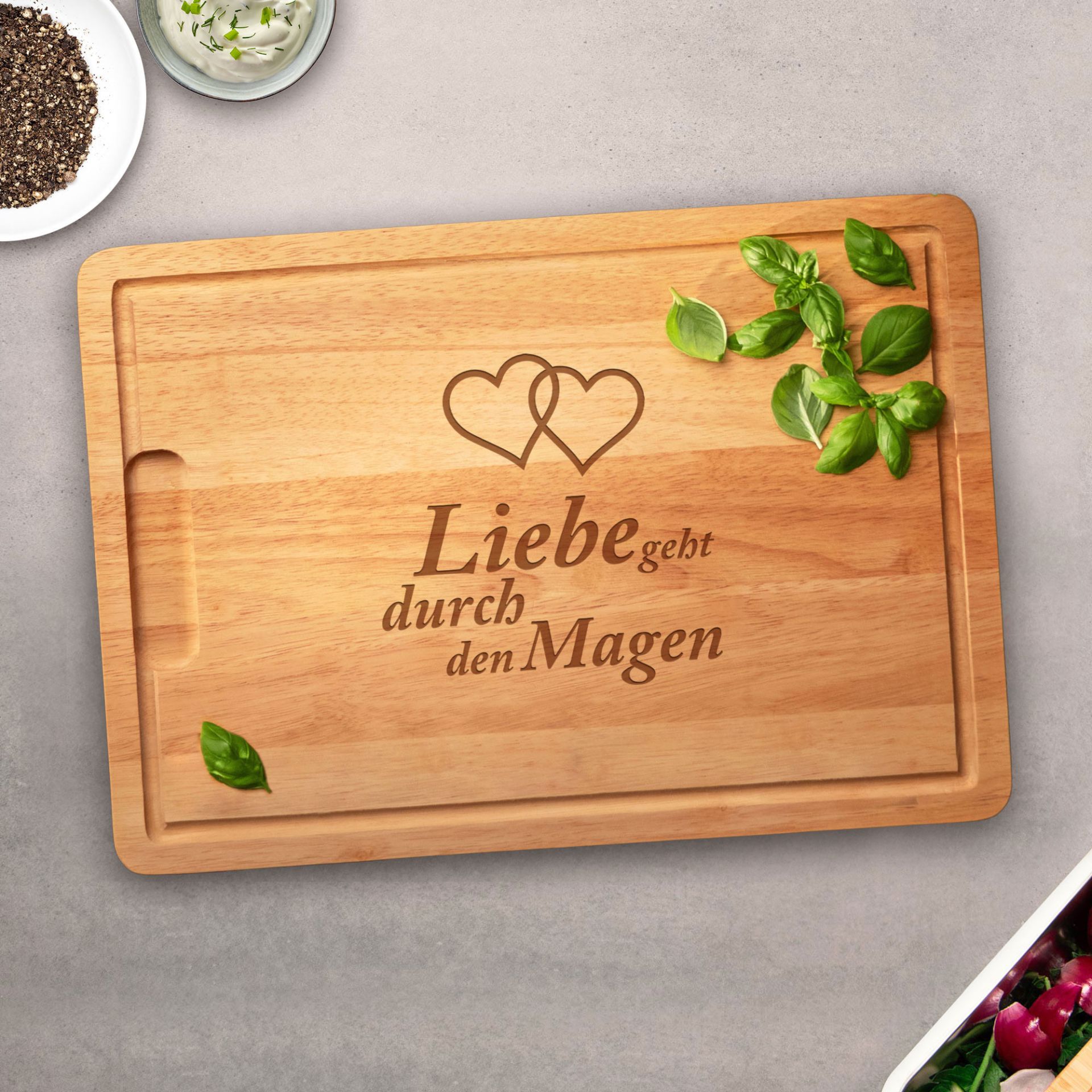 Schneidebrett mit Gravur - Liebe geht durch den
