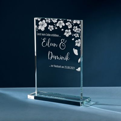 Personalisierter Glaspokal zur Hochzeit - Blühende Liebe